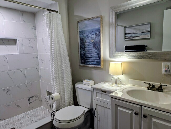 Building Photo - 842 Alpine Dr