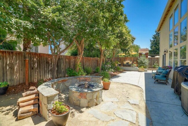 Building Photo - 1711 Mimosa St