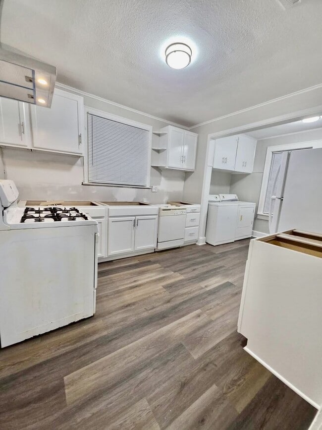 Building Photo - $500 OFF FIRST MONTH'S RENT MOVE IN SPECIAL-ADORABLE REMODELED HIGHLAND-CENTENARY HOME