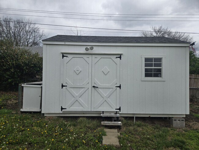 Building Photo - Country living in the city!!!