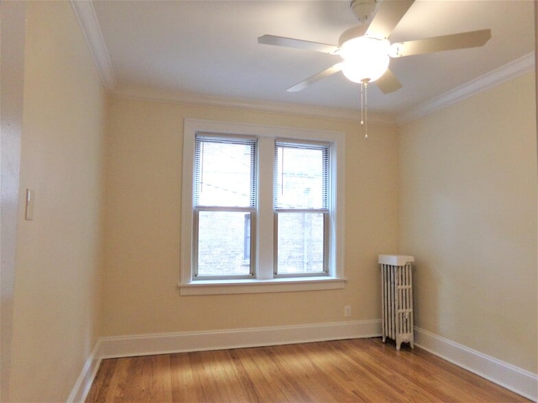 Building Photo - 914 Crain St