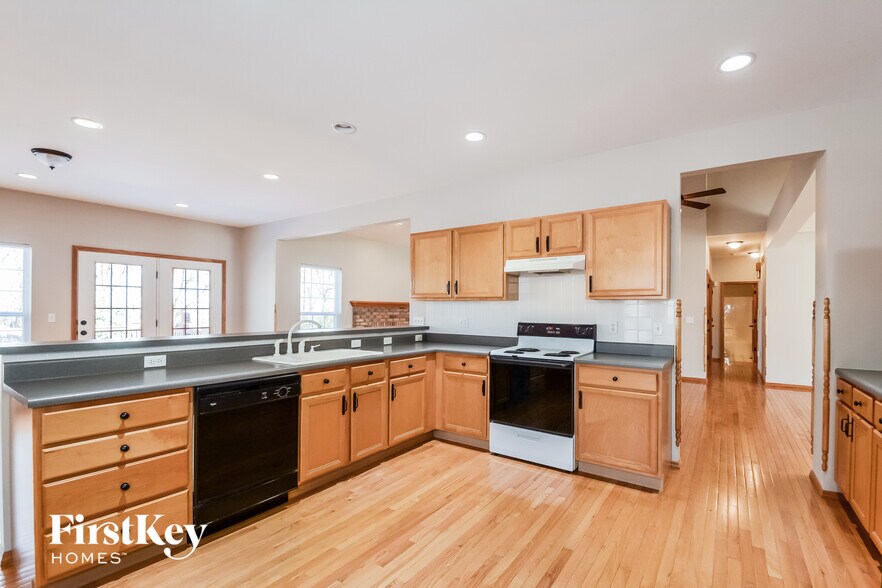 Building Photo - 12 Fox Bluff Ct