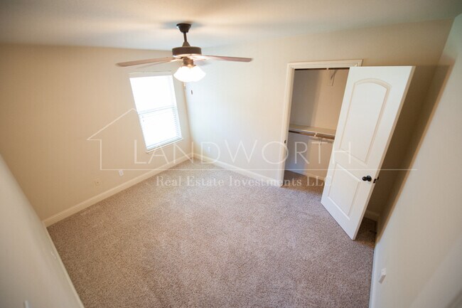 Building Photo - 3 bed 2 bath Beautiful Property