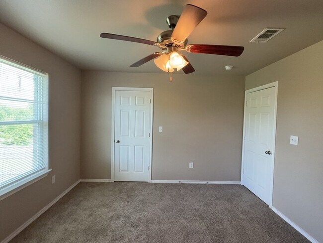 Building Photo - 704 E College St