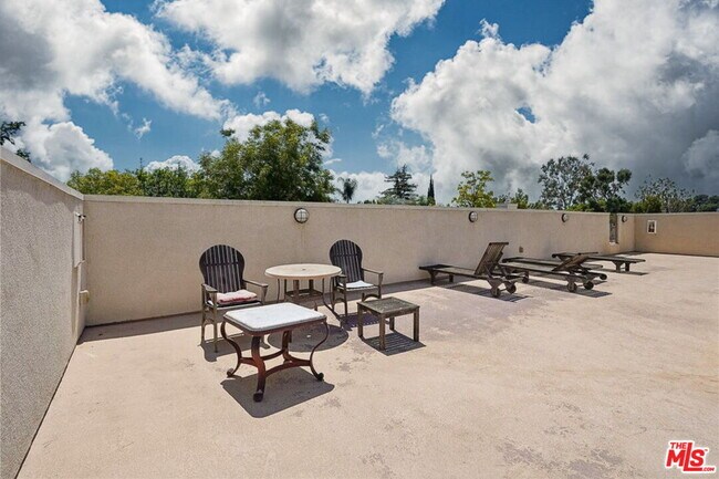 Building Photo - 15206 Burbank Blvd