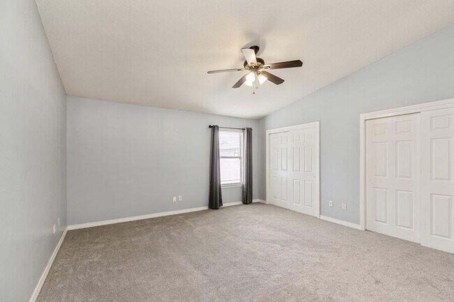 Building Photo - Exquisitely Renovated End Unit Townhome Ju...