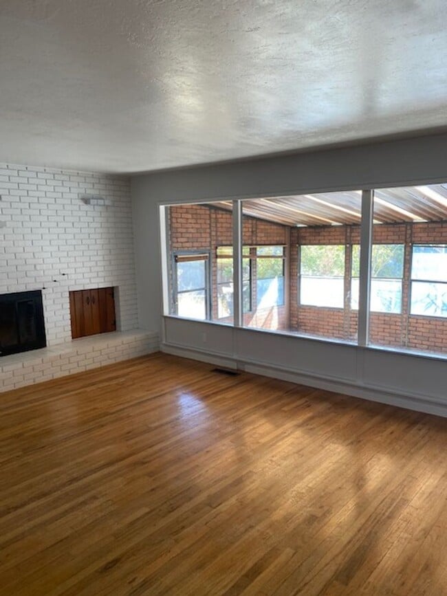 Building Photo - Spacious Home in West Redding!  Close to M...