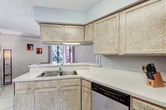 Building Photo - ** PALM RIVER ** 2 BED / 2 BATH - CONDO - NORTH NAPLES - TURNKEY - ANNUAL OR SHORT TERM RENTAL