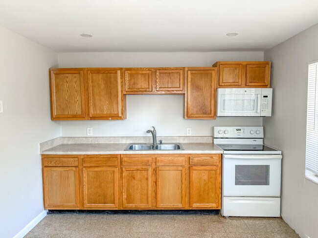 Building Photo - 3455 Hi St