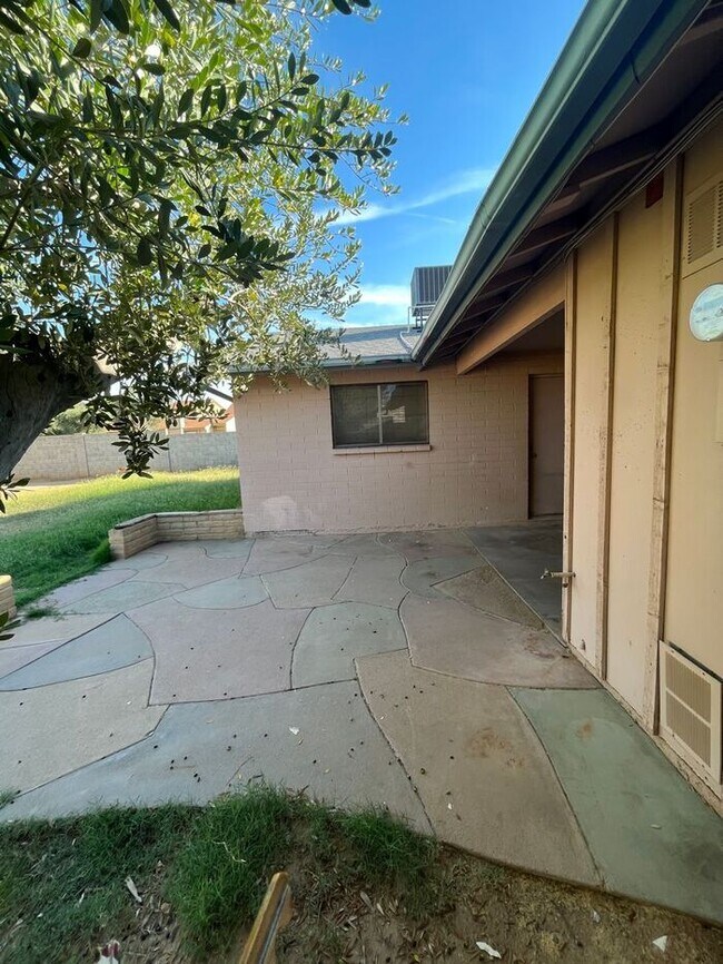 Building Photo - COMING SOON! 3 Bedroom/ 2 Bath with Conven...