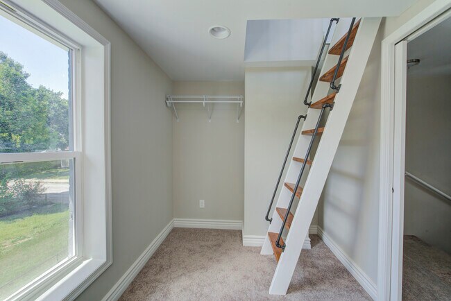 Building Photo - 701 Lincoln St