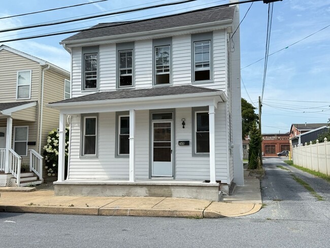 Primary Photo - Spacious 3 bedroom 1 Bathroom Home in Manh...