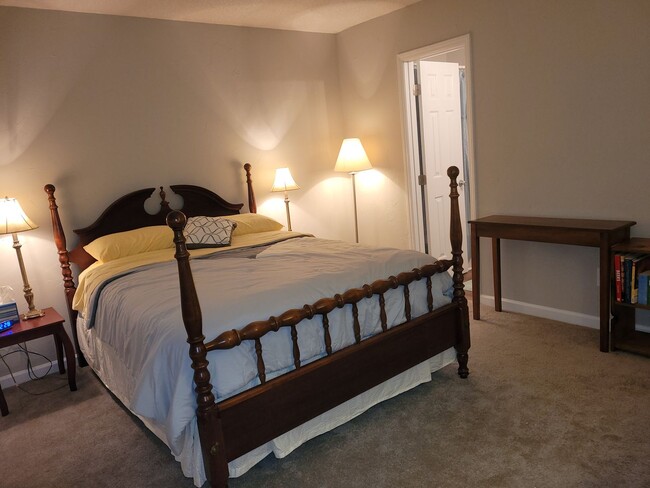 Building Photo - Fully furnished 3 BR, 3 BH Townhouse in Wi...