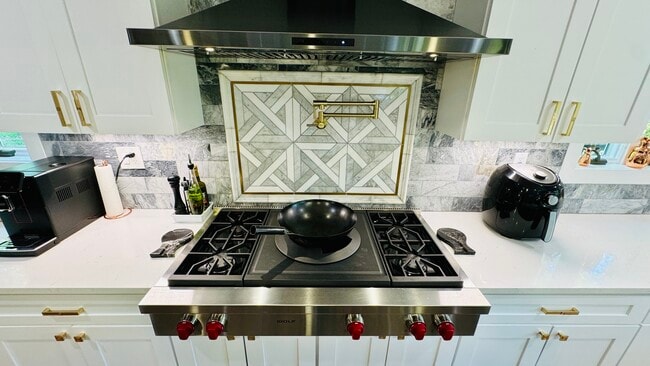 Building Photo - 96 Old Pascack Rd