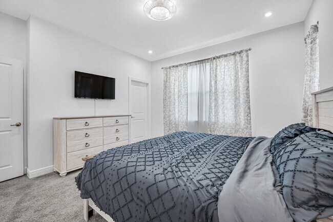 Building Photo - 930 SW Pr Ave