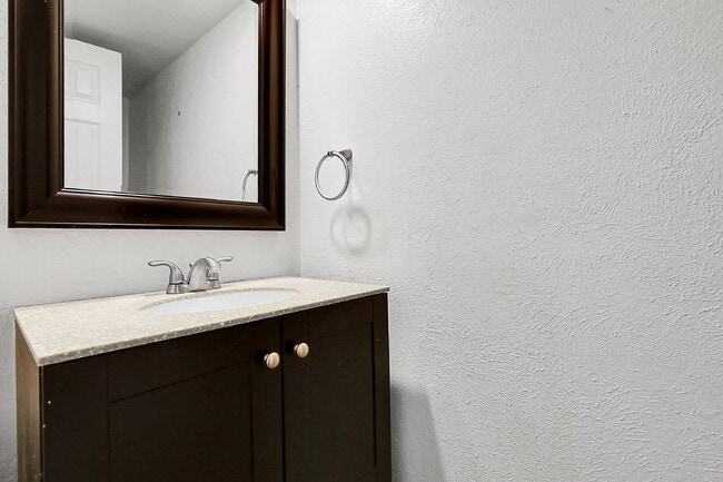 Building Photo - $2,695 - 5 Bed, 4 Bath Townhome in Aurora ...