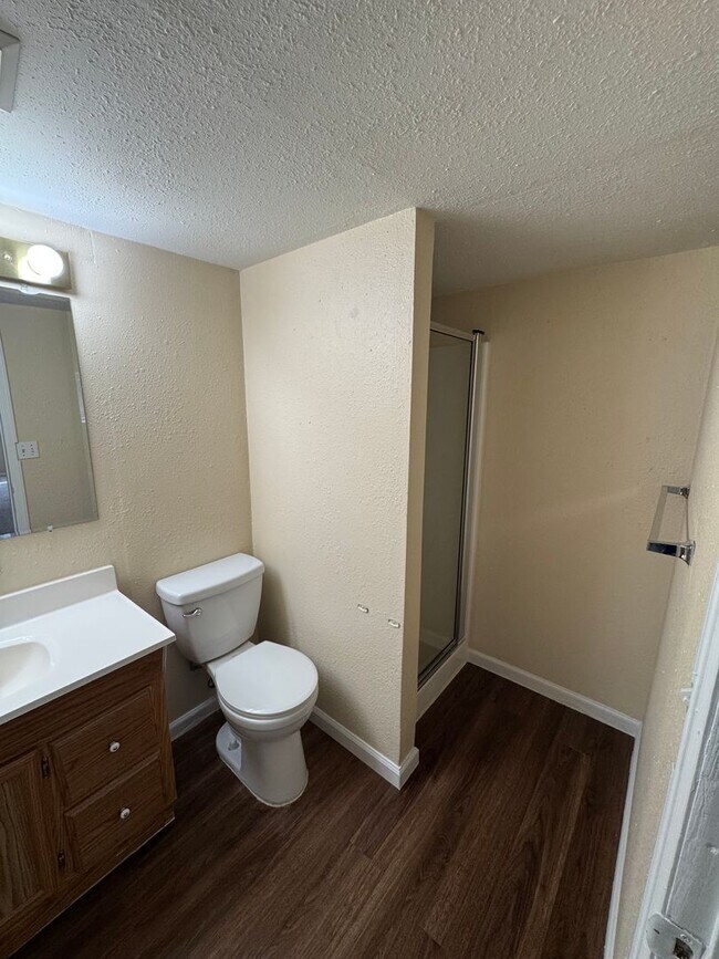 Building Photo - Charming 5 Bed 3 Bath House