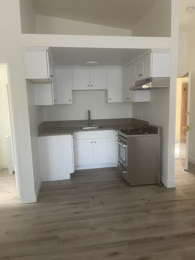 Building Photo - 6506 Balboa Blvd