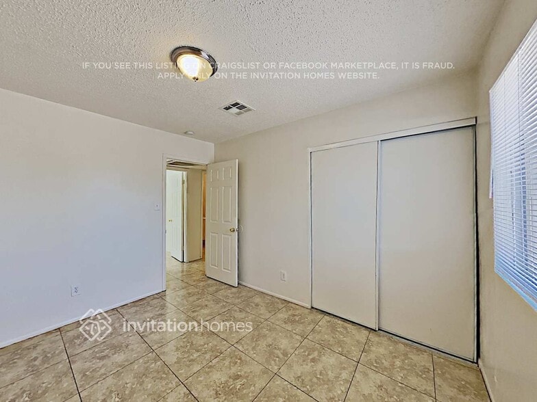 Building Photo - 6118 W Hollyhock Dr