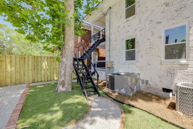 Building Photo - 905 E Park Ave