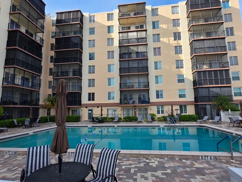 Beautiful Pool Area - 2901 26th St W