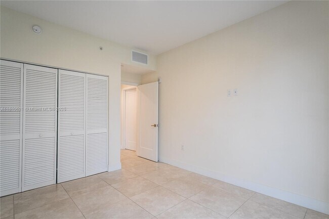 Building Photo - 1091 Galiano St