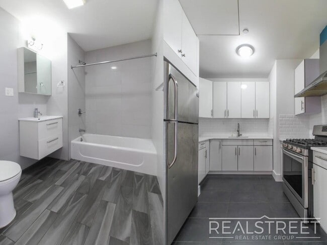 Building Photo - LUXURY 2.5 Bed  in Queens!