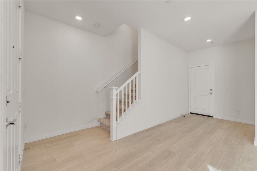 Building Photo - 27116 Vly Oak Pl