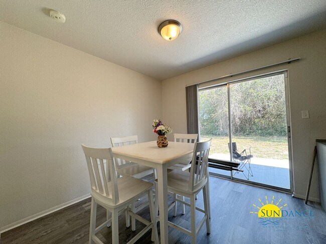 Building Photo - 3 Bedroom with Bonus living room!