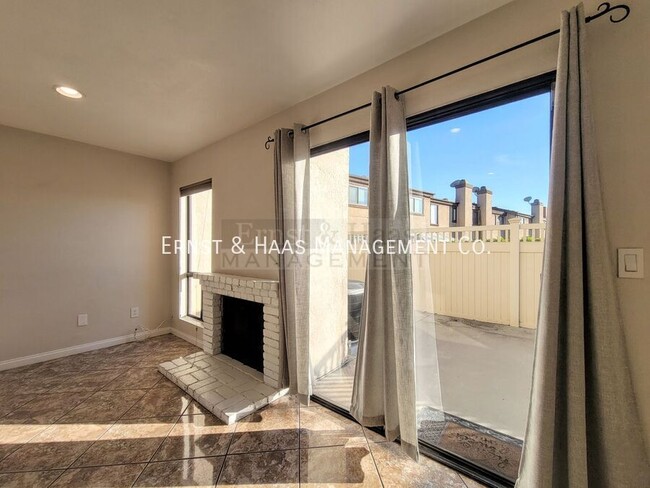 Building Photo - Beautiful Attached Townhome in Wonderful G...