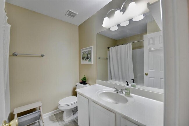 Building Photo - 2172 Woodbriar Dr