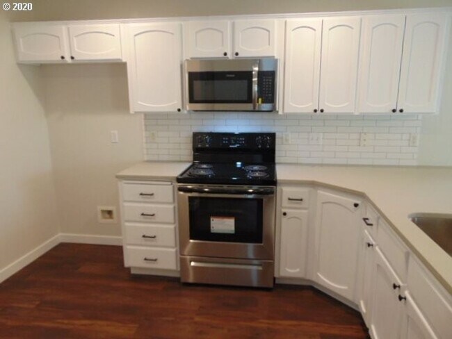 Building Photo - Beautiful 4 Bedroom Home with 2.5 Baths lo...