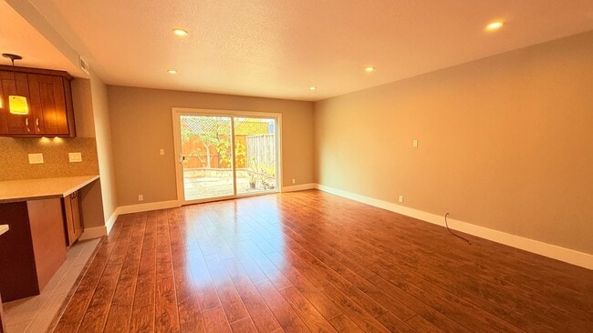 Building Photo - 151 Capetown Dr