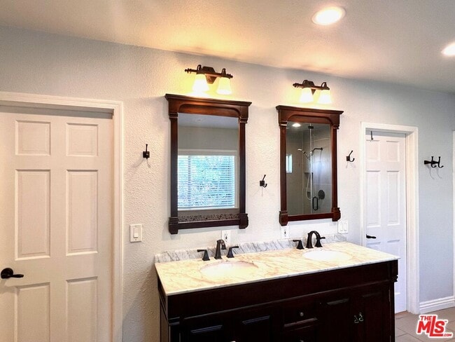 Building Photo - 401 Kings Rd