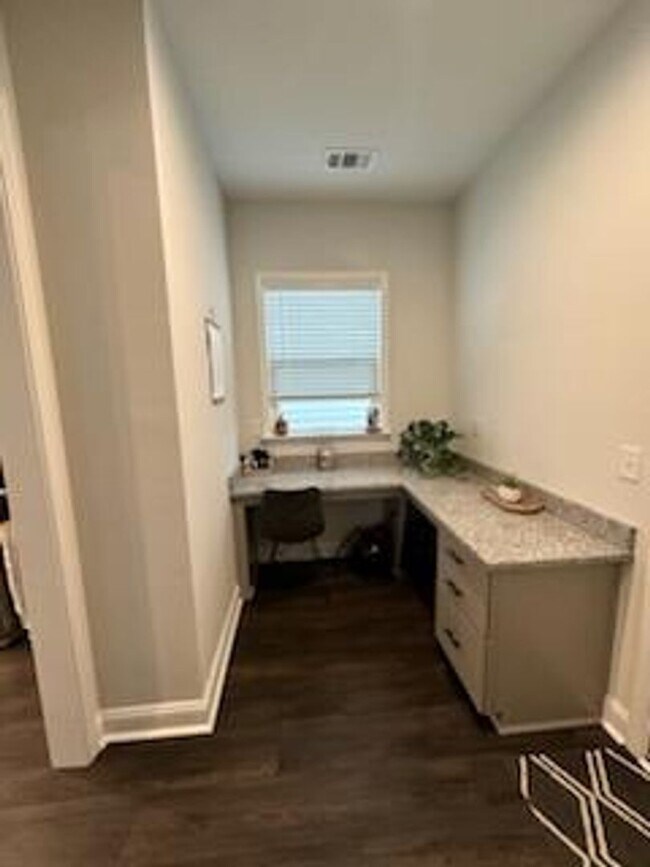 Building Photo - 275 Malind Bluff Dr