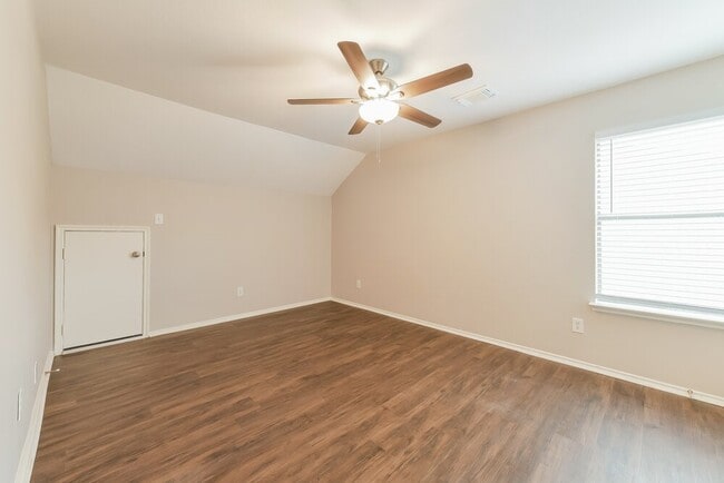 Building Photo - 6030 NW Creek Cir