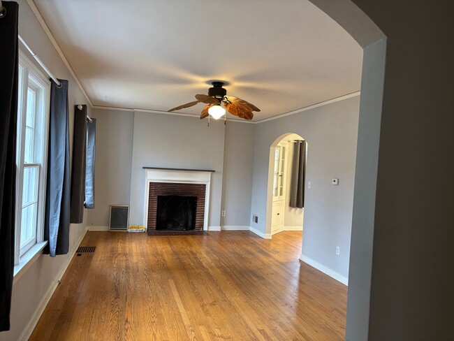 Building Photo - 3 Bedroom on large lot