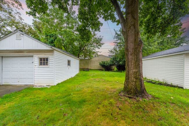 Building Photo - 5927 Hodgman Dr