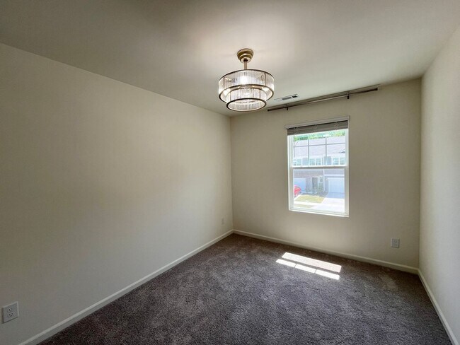 Building Photo - **OFFERING $50 RENT DISCOUNT FOR FIRST 6 MONTHS, REFUNDABLE APPLICATION FEES & $150 MOVE IN PROMO...