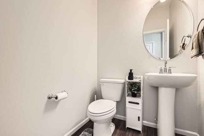 Building Photo - Wonderful 4/2.5 Home in SE Longmont. Large Rooms and Great Fenced Yard. Attached Garage.