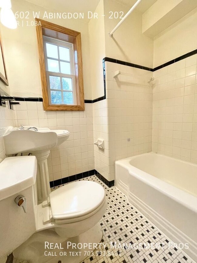 Building Photo - 1602 W Abingdon Dr