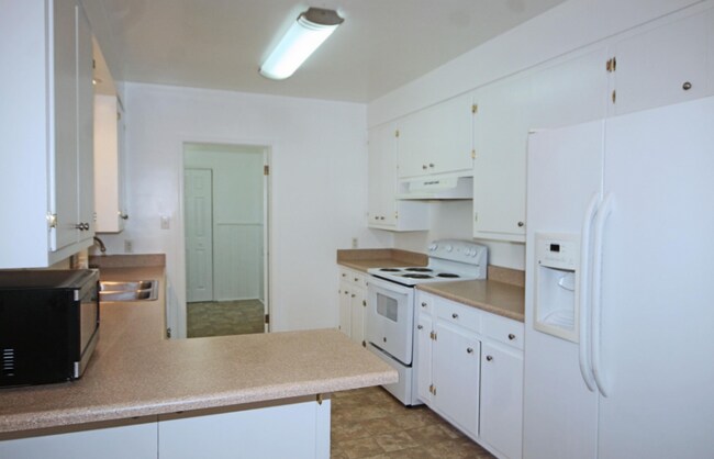 Building Photo - 205 Lakewood Dr