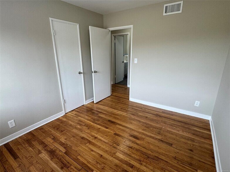 Building Photo - 990 Parkwood Dr