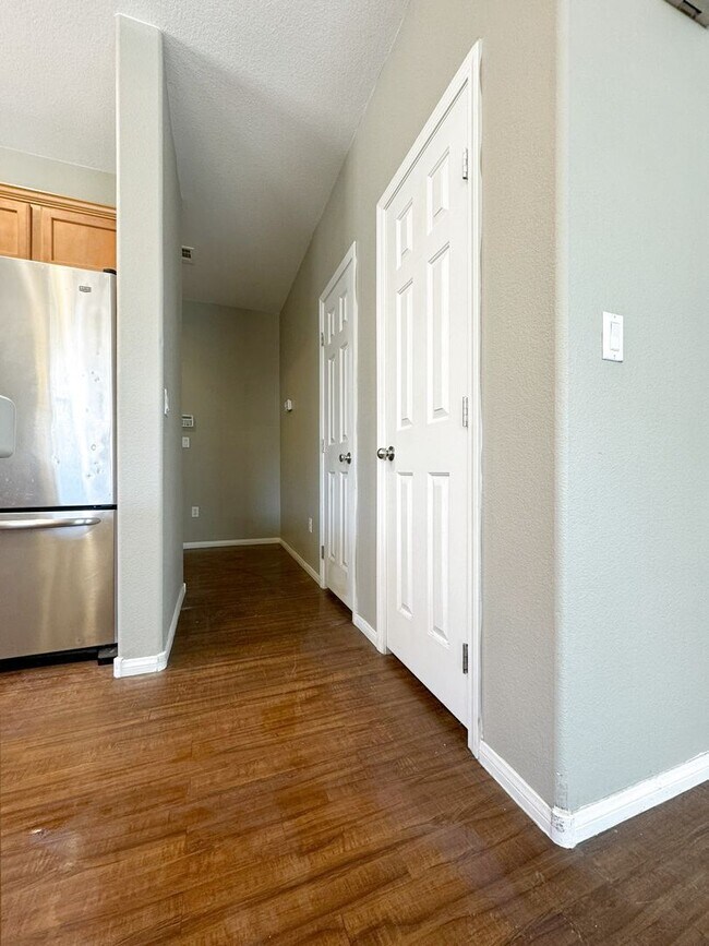 Building Photo - Vaulted Ceiling Home, Gated Community w/ P...