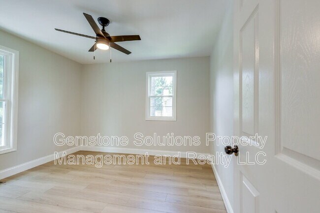 Building Photo - 919 Oak Meadow Dr