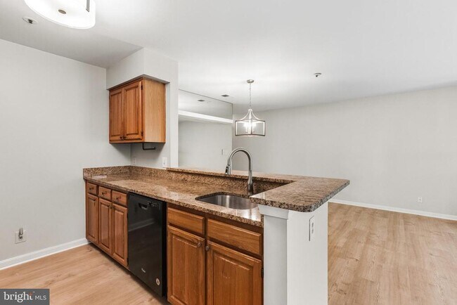 Building Photo - 240 S Reynolds St