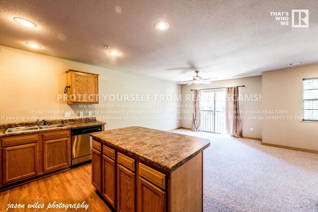 Building Photo - 2828 W Hillshire Dr