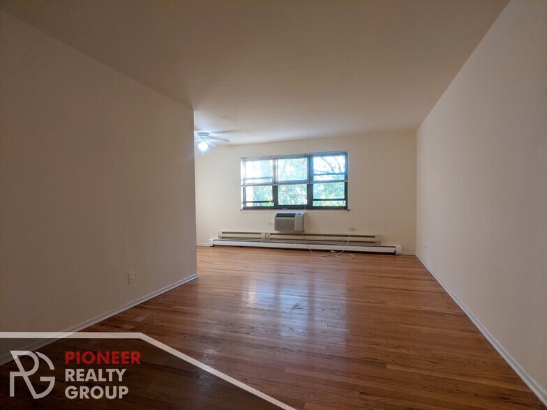 Building Photo - 665 W Wrightwood Ave