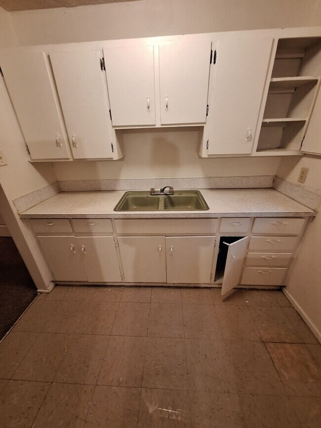 Building Photo - Cute 3 bedroom