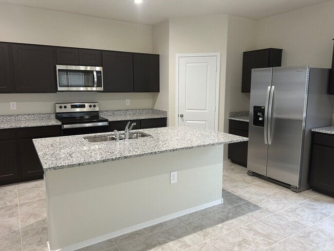 Building Photo - 4 Bedroom Home